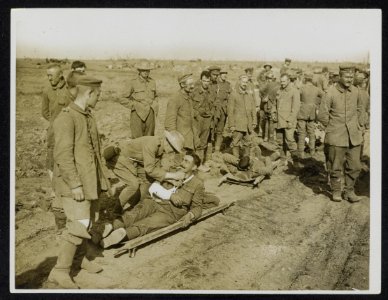 Some German prisoners and a cheerful wounded Guardsman, Bestanddeelnr 158-1002