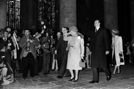 Spaans Staatsbezoek kranslegging in Kerk in Delft, koningin Juliana houdt hand , Bestanddeelnr 930-7321