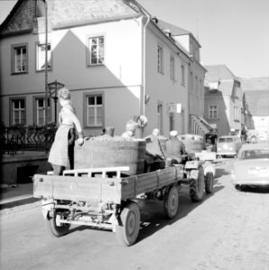 Tractor met druivenplukkers en kuip met de druivenoogst in de straten van Kröv, Bestanddeelnr 254-4195