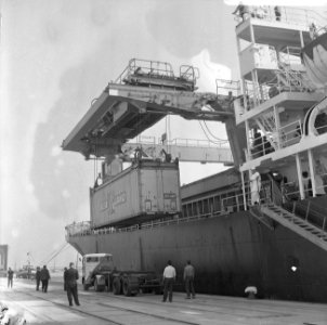 Speciaal voor container-vervoer ontworpen schip Fairland in Rotterdam, Bestanddeelnr 919-1158