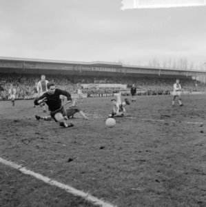 Sparta tegen Ajax 0-0, aanval Sparta, Hoogerman probeert bal te pakken, Van Mier, Bestanddeelnr 917-4073