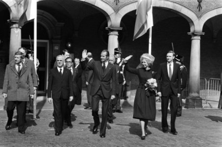 Spaans Staatsbezoek wandeling over Binnenhof, onder meer Guan Carlos en Sophia , Bestanddeelnr 930-7329