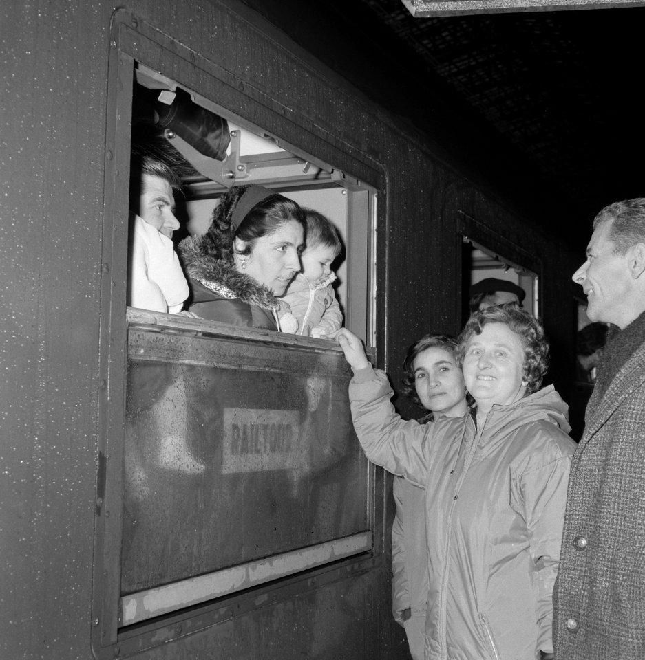 Spaanse arbeiders met kerstverlof bij hun vertrek vanaf het Centraal Station te , Bestanddeelnr 918-5757