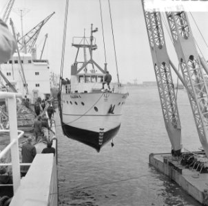 Spectaculair transport in haven Rotterdam, schip in takel, Bestanddeelnr 919-0533