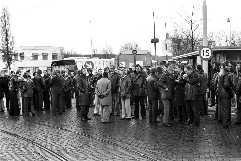 Solidariteitsstaking bij tram en bus in Rotterdam, gedurende de ochtenspits sta, Bestanddeelnr 929-0184