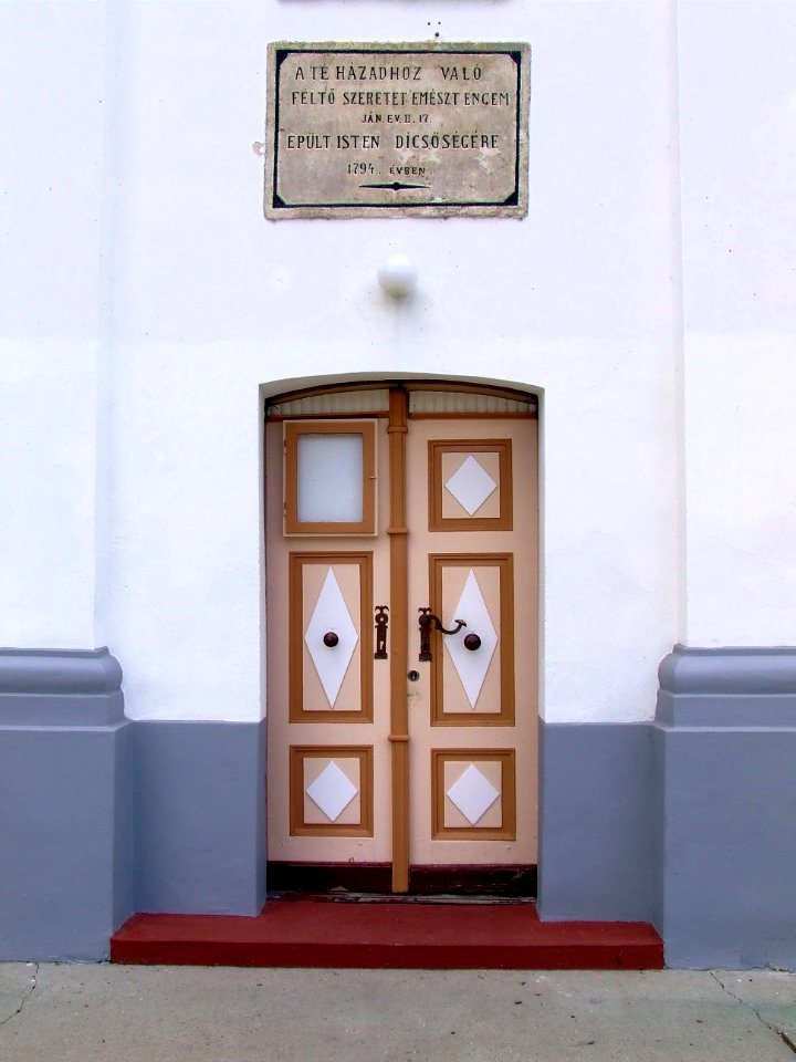 Soltvadkert református templom bejárat