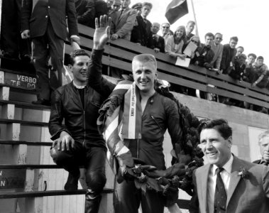 TT te Assen De zijspan klasse John Hartle met krans, Bestanddeelnr 915-3157