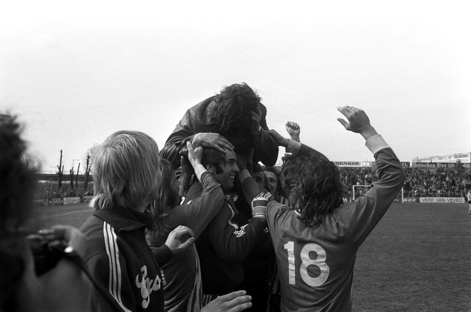 Sparta tegen Twente 1-2, vreugde Twente-spelers en trainer, Bestanddeelnr 926-4076