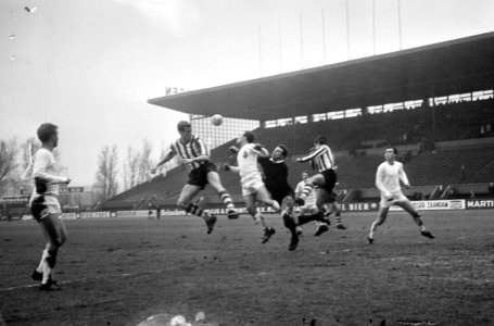 Sparta tegen Telstar 4-0, Wermolen (Sparta) kopt bal over keeper Stuy geholpen d, Bestanddeelnr 919-9326