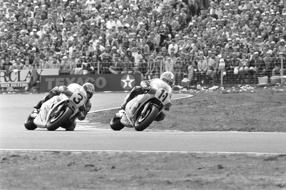 TT van Assen, 500 cc race Randy Mamola (nr. 3) en rechs Raymond Roche (nr. 11) , Bestanddeelnr 933-0188