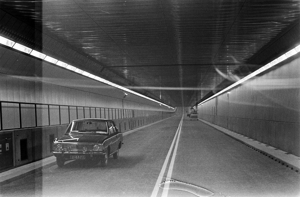 Uniform IJ tunnel wacht getoond tijdens persconferentie te Amsterdam IJ tunnel, Bestanddeelnr 921-7870