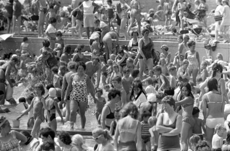 Tropische warmte. Een mierenhoop van mensen in het Sloterplas, Bestanddeelnr 921-4772