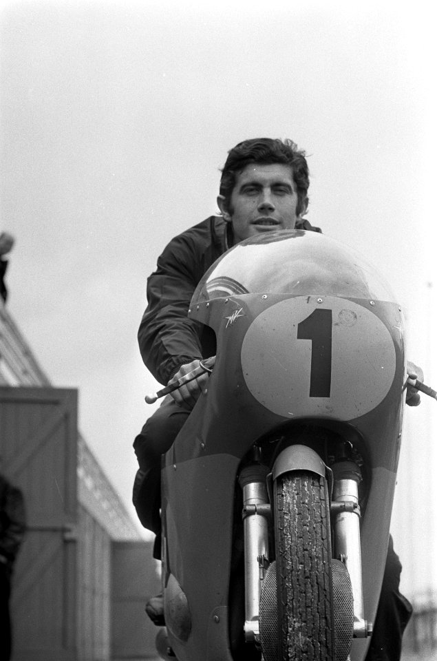 TT te Assen. Training 500cc. De Italiaan Agostini op een van zijn vele machines, Bestanddeelnr 921-4708