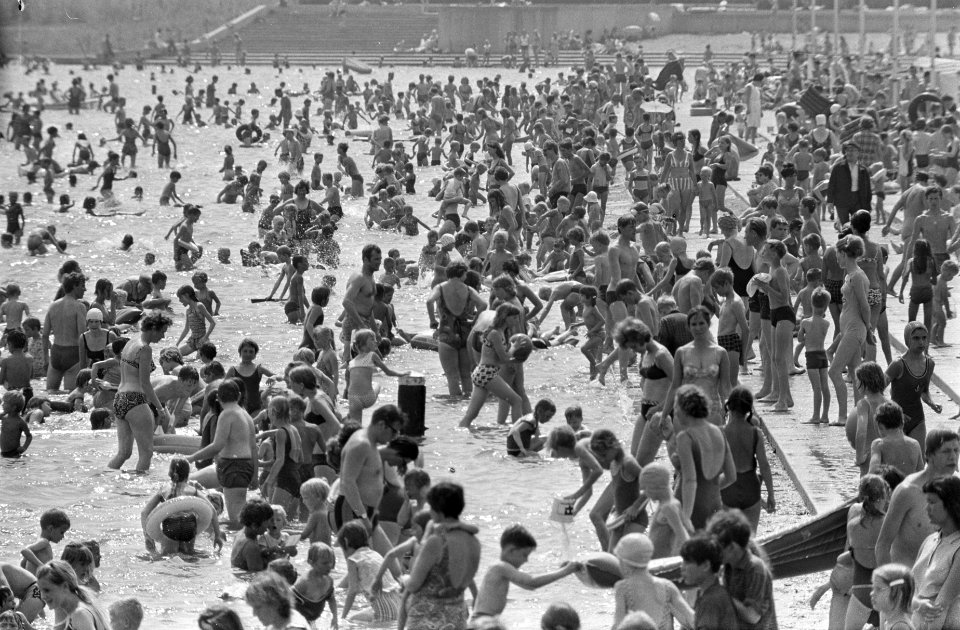 Tropische warmte. Een mierenhoop van mensen in het Sloterplas, Bestanddeelnr 921-4771