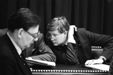 Tweede Kamer . Debat over uitblijven voorjaarsnota 1982. Wiegel neemt de stukken, Bestanddeelnr 932-0503