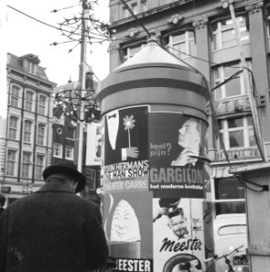 Twee aanplakbiljetten op peperbus op Leidseplein, die erg veel met elkaar te mak, Bestanddeelnr 917-2459