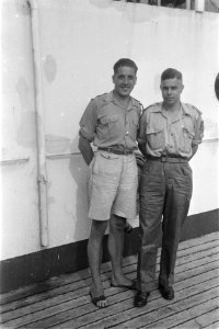 Twee militairen poseren voor een schip, Bestanddeelnr 119-6-7
