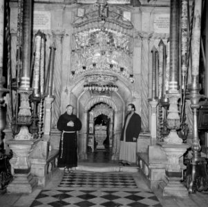 Twee priesters in de Heilige Grafkerk, Bestanddeelnr 255-5219