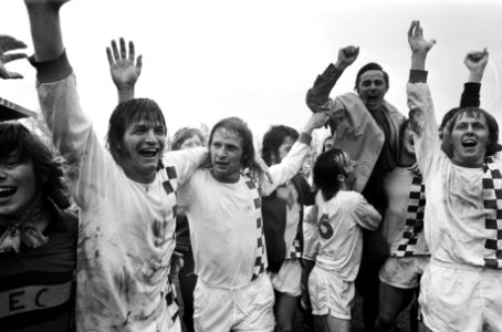 Trainer De Visser op de schouders na het behalen van het kampioenschap van de ee, Bestanddeelnr 927-9199