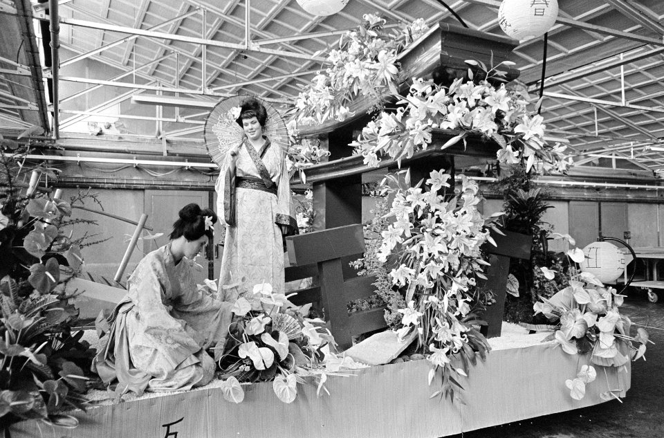 Twee dames op een praalwagen, Bestanddeelnr 919-5210