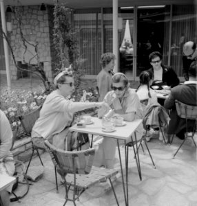 Twee dames op een terras, daarachter eveneens twee dames en twee heren, Bestanddeelnr 255-4971