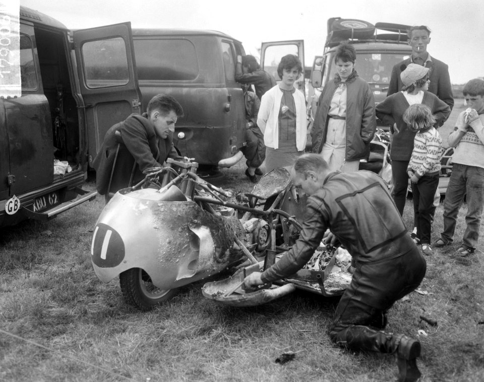 Training voor aanstaande TT races te Assen, Stan Nightingale zijn zijspan vloog , Bestanddeelnr 917-9006