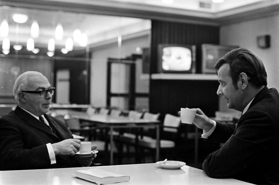 TV-programma van Frits van der Poel , in gesprek met oud minister Veldkamp, Bestanddeelnr 921-1927