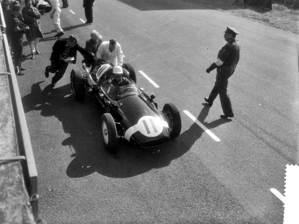 Training op het Circuit Van Zandvoort van de Grand Prix, Stirling Moss start voo, Bestanddeelnr 910-4072