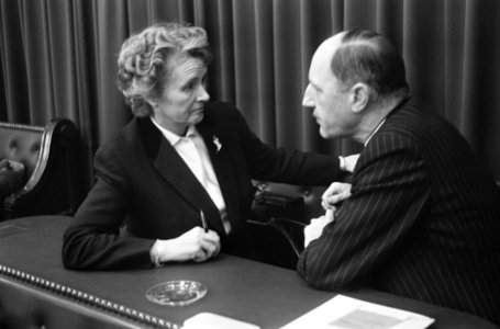 Tweede Kamer, debatten regeringsverklaring, mevrouw Klompé en minister Luns, Bestanddeelnr 917-7025
