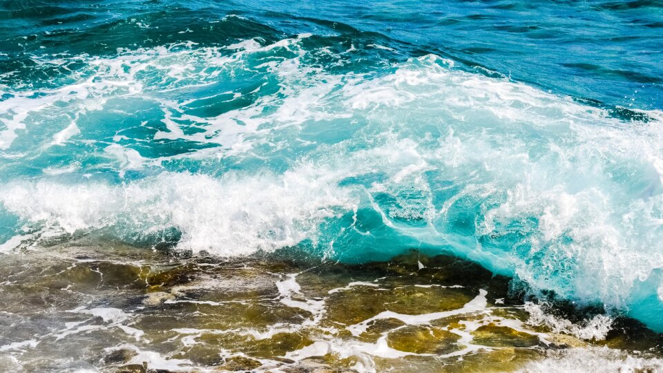 Foam spray sea