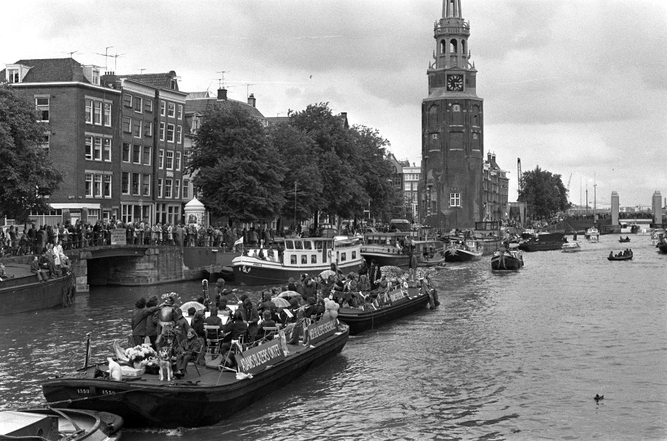 Twee boten met muzikanten bij de Montelbaanstoren, Bestanddeelnr 927-9635