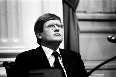 Tweede Kamer over niet genoten inkomsten van KNIL militairen minister Wiegel, Bestanddeelnr 930-8854