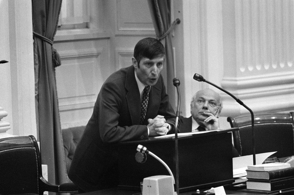 Tweede Kamer , interpellatie Wiegel (VVD) minister Van Agt aan het woord, naast, Bestanddeelnr 928-4032