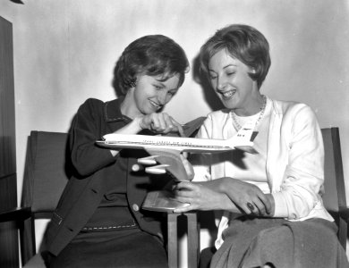 Twee stewardessen van de Transatlantic Canadian Airways Opdracht Telegraaf, Bestanddeelnr 913-5147