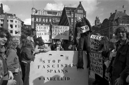 Twee minuten stilte op Dam in Amsterdam ivm Spaanse vonnissen demonstranten , Bestanddeelnr 928-1837
