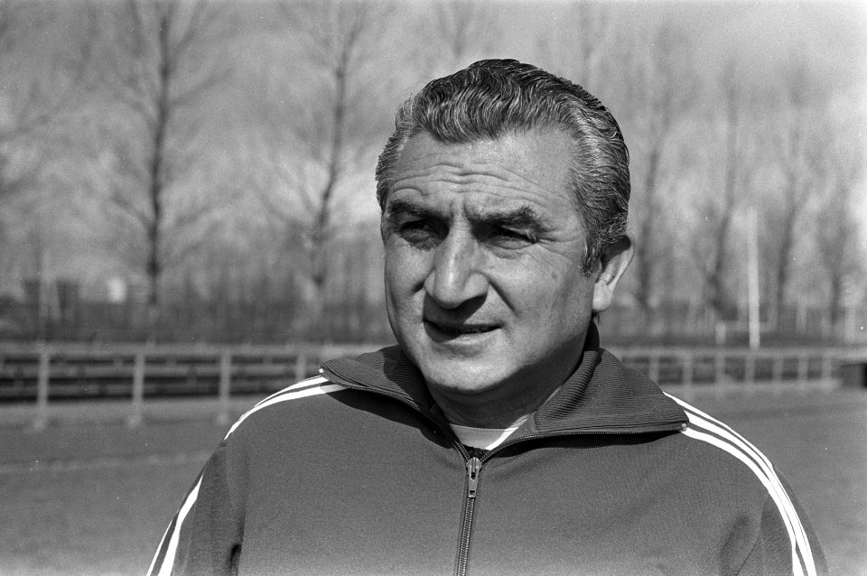 Training Real Madrid in Amsterdam, trainer Munoz (kop), Bestanddeelnr 926-3301
