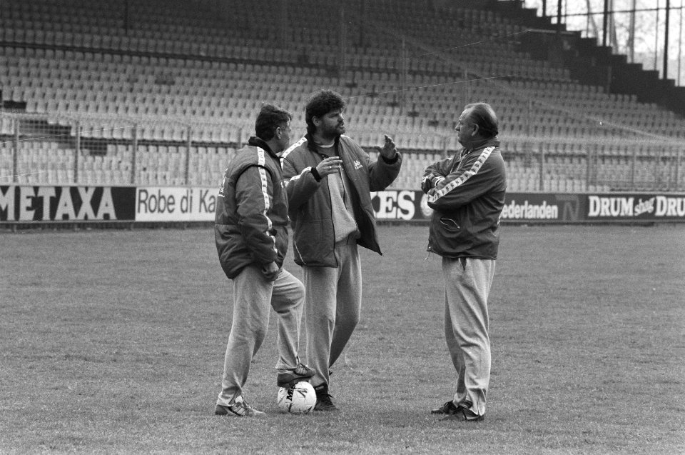 Training Ajax in verband met finale Europa Cup II tegen KV Mechelen trainertrio, Bestanddeelnr 934-2450