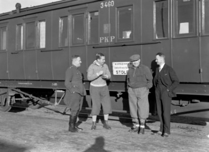 Trein onderweg van Wilno naar Stolpce. Voor de wagon staan twee militaitren en t, Bestanddeelnr 190-1272