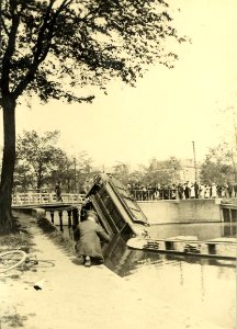 Tramongeluk op de Raambrug, bij het Wilsonsplein, ziende naar het noordwesten, op 3 juni 1902, Inventarisnummer NL-HlmNHA 1100 KNA006005747