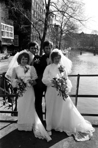 Tweelingen trouwen op stadhuis Amsterdam twee bruidsparen op de brug bij stadhu, Bestanddeelnr 927-8185 photo