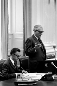 Tweede Kamer vragen gesteld aan minister Luns over standpuntregering i.v.m. Am, Bestanddeelnr 923-5008