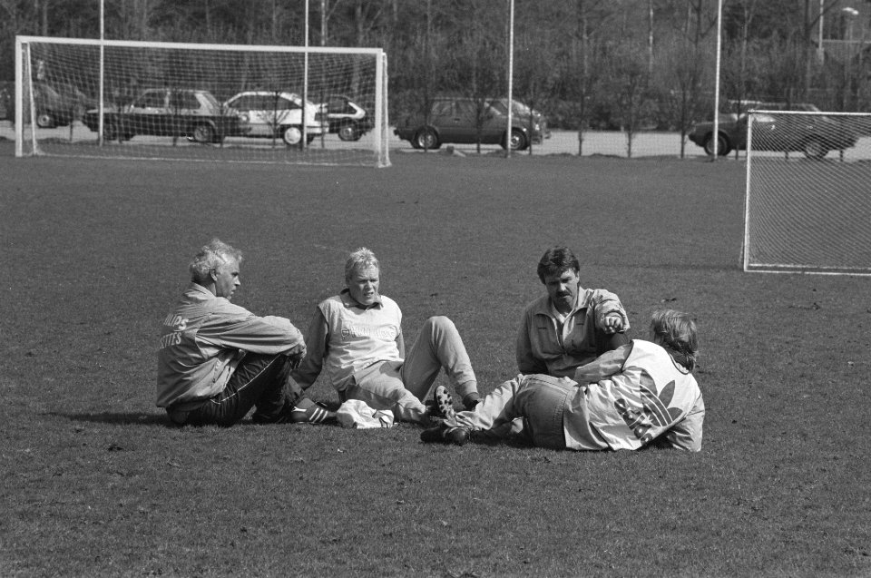 Training PSV voor Europa Cup I wedstrijd tegen Real Madrid trainer Dorjee, Ron, Bestanddeelnr 934-2317