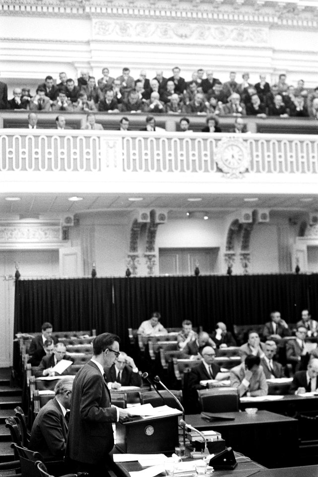 Tweede Kamer vragen gesteld aan minister Luns over standpuntregering i.v.m. Am, Bestanddeelnr 923-5006