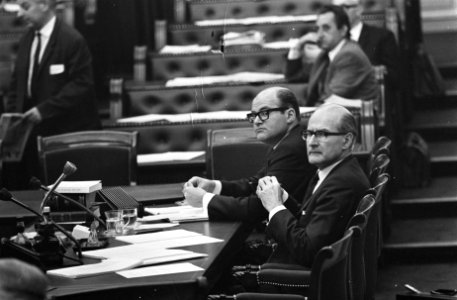 Tweede Kamer, huurbelasting. Minister Schut (rechts), en staatssecretaris Grappe, Bestanddeelnr 921-7669