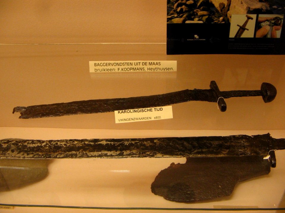 Twee Vikingzwaarden in het Leudalmuseum, Haelen 001