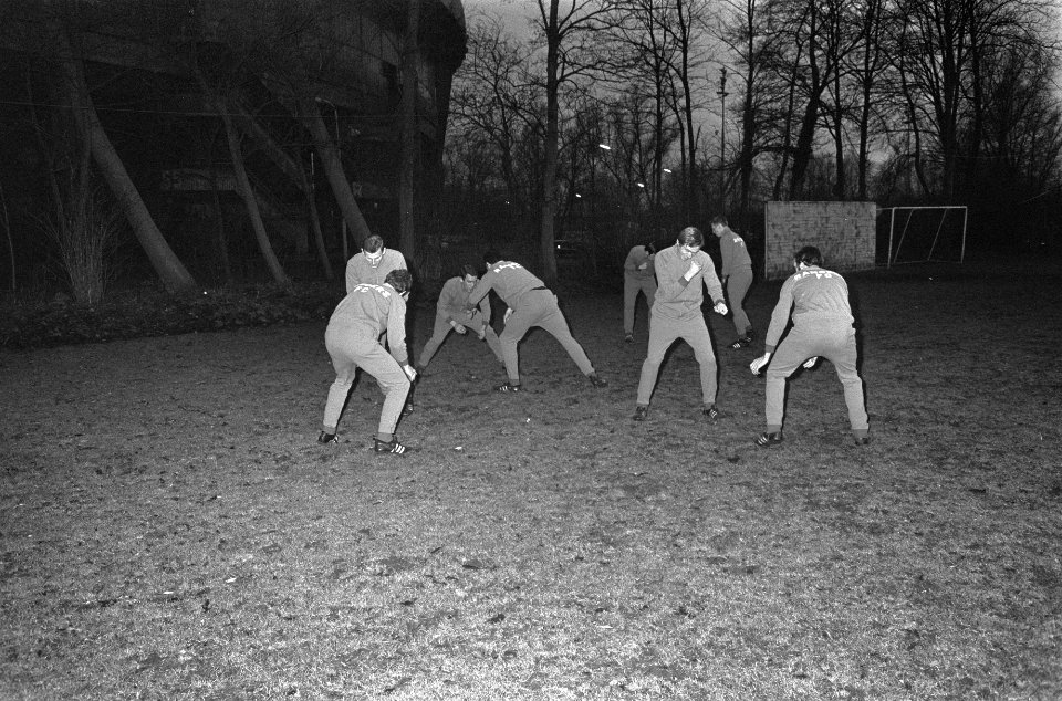 Training Glasgow Rangers in Olympisch Stadion. De training (op het bijveld), Bestanddeelnr 922-0136