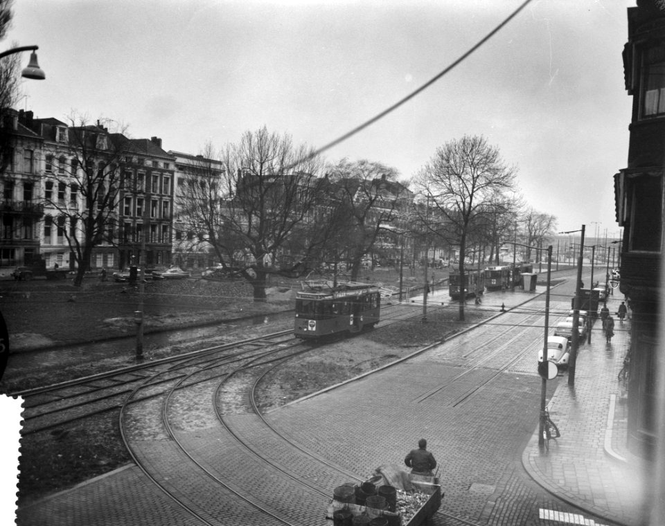 Tramomlegging voor de metrobouw te Rotterdam Trams rijden via de Mauritsweg, Bestanddeelnr 911-8133