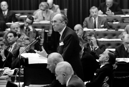 Tweede Kamer , regering antwoordt na de eerste ronde debatten van de partijen. M, Bestanddeelnr 922-8762