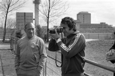 Training Real Madrid in Amsterdam, Pirri maakt foto, Bestanddeelnr 926-3300