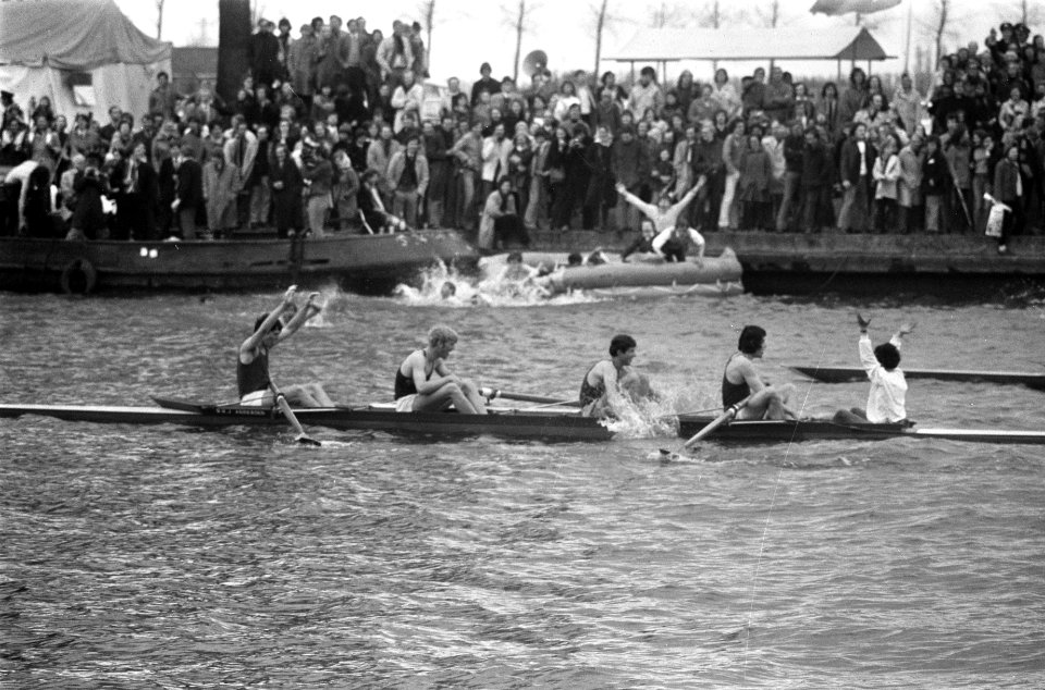 Varsity gewonnen door Laga, Laga juicht, supporters gaan te water, Bestanddeelnr 926-3900